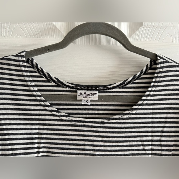 Buttercream Clothing tunic tee in white & charcoal grey, size 1X - Picture 2 of 13
